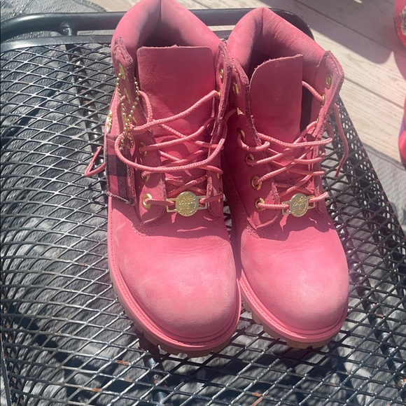 Timberland Boots 6 inch Premium Pink Nubuck Kids size  1 Youth - Picture 1 of 7